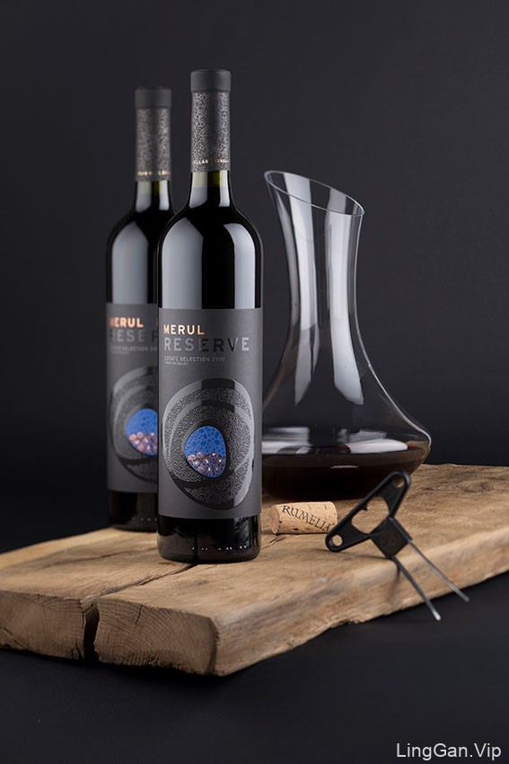 UV效果出众的MERUL葡萄酒瓶贴设计作品