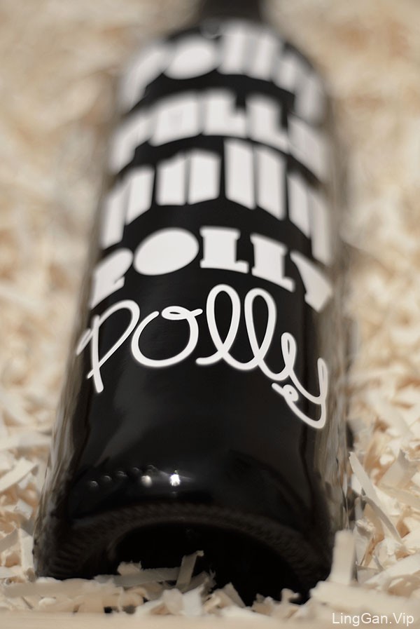 国外The Polly Bottles葡萄酒包装字体排版