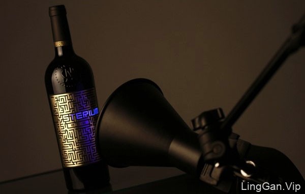 黑金系的Mysterium葡萄酒瓶贴设计欣赏